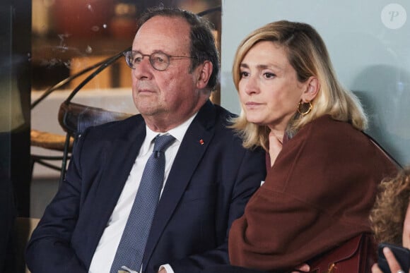 François Hollande et sa femme Julie Gayet assistent au match opposant C. Alcaraz à S. Tsitsipas lors des Internationaux de France de tennis de Roland Garros 2024 à Paris le 4 juin 2024. © Jacovides-Moreau/Bestimage 