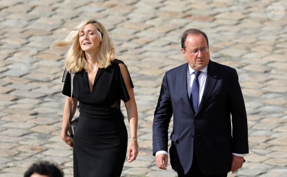 François Hollande et sa compagne Julie Gayet lors de la cérémonie d'hommage national à Jean-Paul Belmondo à l'Hôtel des Invalides à Paris, France, le 9 septembre 2021. © Dominique Jacovides/Bestimage 