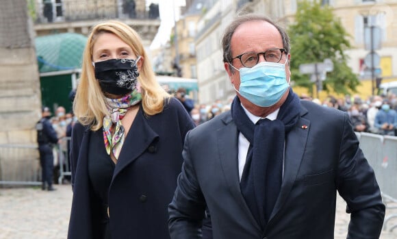 François Hollande et sa compagne Julie Gayet - Arrivées aux obsèques de Juliette Gréco en l'église Saint-Germain-des-Prés. Le 5 octobre 2020 © Jacovides-Moreau / Bestimage 