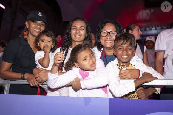 Annia (femme de Yannick Borel) avec ses filles Alyna et Anélia et son fils André assistent à la finale de l'épée individuellel homme avec le francais Yannick Borel qui perd en finale face à Kōki Kanō au Grand Palais lors des Jeux Olympiques de Paris 2024 (JO) à Paris le 28 juillet 2024. © Dominique Jacovides-Pierre Perusseau/Bestimage 