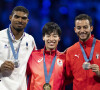 Pour rappel, le tricolore s'est incliné face au japonais Kōki Kanō.
Yannick Borel, Kōki Kanō et Mohamed Elsayed - Yannick Borel remporte la médaille d'argent en epée individuelle après s'être incliné en finale contre le Japonais Koki Kano, N.3 mondial (15 touches à 9) lors des Jeux Olympiques de Paris 2024 (JO) à Paris le 28 juillet 2024. © Dominique Jacovides-Pierre Perusseau/Bestimage 