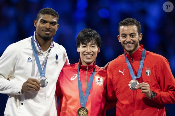 Pour rappel, le tricolore s'est incliné face au japonais Kōki Kanō.
Yannick Borel, Kōki Kanō et Mohamed Elsayed - Yannick Borel remporte la médaille d'argent en epée individuelle après s'être incliné en finale contre le Japonais Koki Kano, N.3 mondial (15 touches à 9) lors des Jeux Olympiques de Paris 2024 (JO) à Paris le 28 juillet 2024. © Dominique Jacovides-Pierre Perusseau/Bestimage 