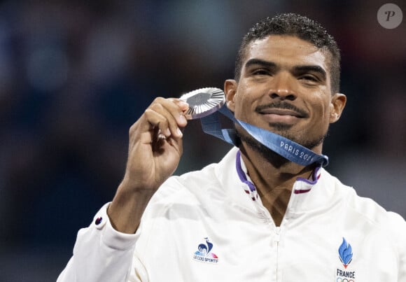 Au Grand Palais ce dimanche 28 juillet, Yannick Borel a décroché l'argent en escrime dans le cadre des Jeux Olympiques de Paris !
Yannick Borel remporte la médaille d'argent en epée individuelle après s'être incliné en finale contre le Japonais Koki Kano, N.3 mondial (15 touches à 9) lors des Jeux Olympiques de Paris 2024 (JO) à Paris le 28 juillet 2024. © Dominique Jacovides-Pierre Perusseau/Bestimage 