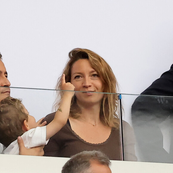 Gérald Darmanin accompagné de sa femme Rose-Marie Devillers et de leur enfant assistent à la Final de Rugby à 7 opposant la France aux Fidji lors des Jeux Olympiques de Paris 2024 (JO) au Stade de France à Saint-Denis, Seine Saint-Denis, France, le 27 juillet 2024. © Jacovides-Perusseau/Bestimage 