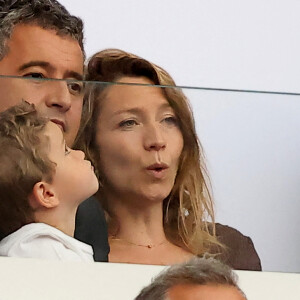 Gérald Darmanin accompagné de sa femme Rose-Marie Devillers et de leur enfant assistent à la Final de Rugby à 7 opposant la France aux Fidji lors des Jeux Olympiques de Paris 2024 (JO) au Stade de France à Saint-Denis, Seine Saint-Denis, France, le 27 juillet 2024. © Jacovides-Perusseau/Bestimage 