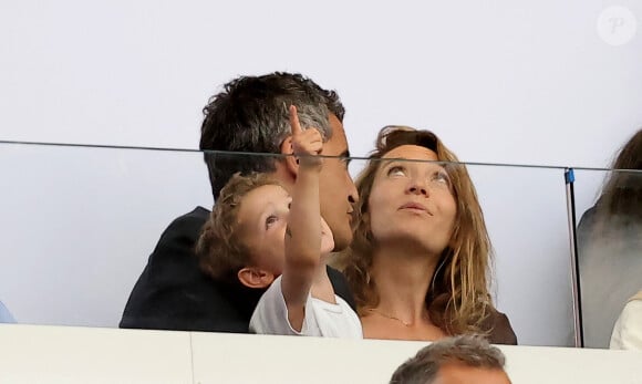 Gérald Darmanin accompagné de sa femme Rose-Marie Devillers et de leur enfant assistent à la Final de Rugby à 7 opposant la France aux Fidji lors des Jeux Olympiques de Paris 2024 (JO) au Stade de France à Saint-Denis, Seine Saint-Denis, France, le 27 juillet 2024. © Jacovides-Perusseau/Bestimage 