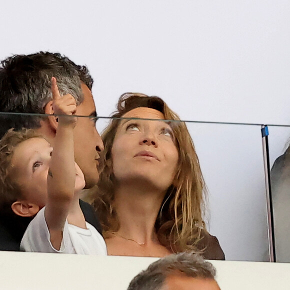 Gérald Darmanin accompagné de sa femme Rose-Marie Devillers et de leur enfant assistent à la Final de Rugby à 7 opposant la France aux Fidji lors des Jeux Olympiques de Paris 2024 (JO) au Stade de France à Saint-Denis, Seine Saint-Denis, France, le 27 juillet 2024. © Jacovides-Perusseau/Bestimage 