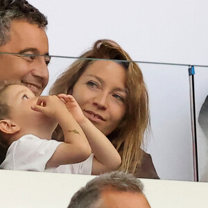 Gérald Darmanin accompagné de sa femme Rose-Marie Devillers et de leur enfant assistent à la Final de Rugby à 7 opposant la France aux Fidji lors des Jeux Olympiques de Paris 2024 (JO) au Stade de France à Saint-Denis, Seine Saint-Denis, France, le 27 juillet 2024. © Jacovides-Perusseau/Bestimage 