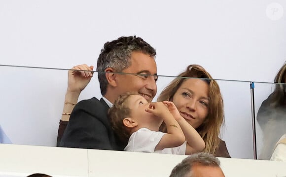 Gérald Darmanin accompagné de sa femme Rose-Marie Devillers et de leur enfant assistent à la Final de Rugby à 7 opposant la France aux Fidji lors des Jeux Olympiques de Paris 2024 (JO) au Stade de France à Saint-Denis, Seine Saint-Denis, France, le 27 juillet 2024. © Jacovides-Perusseau/Bestimage 