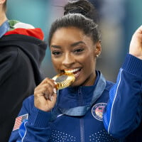 Simone Biles déchaîne les passions à l'Arena Bercy, elle fête sa nouvelle médaille d'or avec son mari lui aussi sportif (PHOTOS)