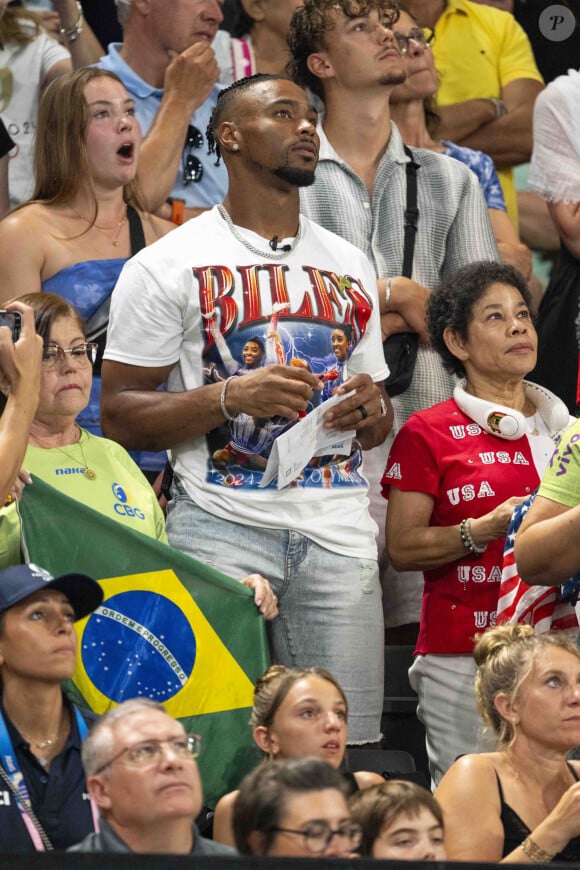 Son époux le joueur de la NFL Jonathan Owens a fait le déplacement jusqu'en France pour la soutenir ! Et hier, le couple a fait la fête... Sur la Toile, il n'a pas manquer de lui adresser un adorable message.
Son mari Jonathan Owens, Nellie Biles (la mere de Simone Biles) acclament leur fille - Célébrités assistent aux épreuves de gymnastique lors des Jeux Olympiques de Paris 2024 (JO) au Palais omnisports Bercy Arena, à Paris, France, le 30 juillet 2024. © Jacovides-Perusseau/Bestimage