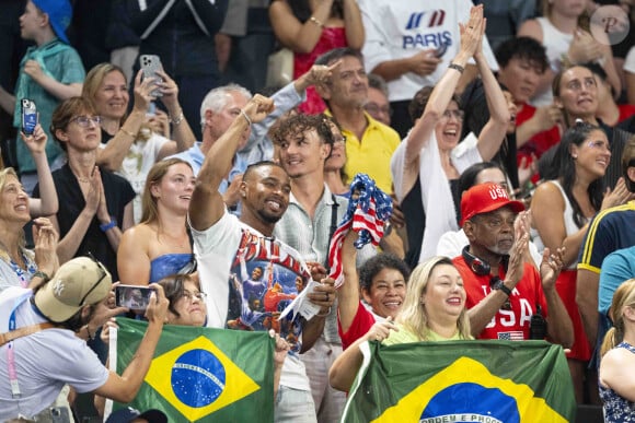 Son mari Jonathan Owens, Ronald Biles (le pere de Simone Biles) et sa femme Nellie Biles (la mere de Simone Biles) acclament leur fille - Célébrités assistent aux épreuves de gymnastique lors des Jeux Olympiques de Paris 2024 (JO) au Palais omnisports Bercy Arena, à Paris, France, le 30 juillet 2024. © Jacovides-Perusseau/Bestimage