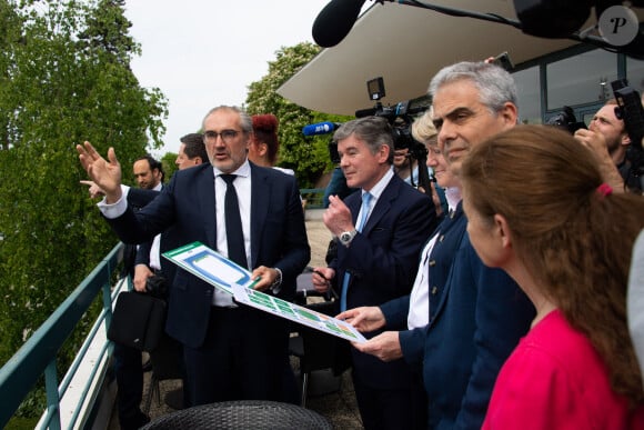 Arnaud Pericard ( Maire de Saint Germain en Laye ) - Sir Hugh Robertson ( President de Team GB ) - Andy Anson ( directeur general Team GB ) - Brigitte Henriques ( president CCOSF ) - Jean Philippe Gatien ( directeur executif Sports de Paris 2024 ) - Emily Campbell ( Vice championne olympique halterophilie Tokyo 2020 ) - lors de la signature du partenariat entre le Comité olympique britannique et la Ville de Saint-Germain-en-Laye, France, le 28 avril 2022. © Federico Pestellini/Panoramic/Besimage 