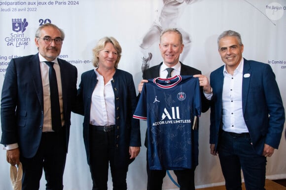 Arnaud Pericard ( Maire de Saint Germain en Laye ) - Andy Anson ( directeur general Team GB ) - Brigitte Henriques ( president CCOSF ) - Jean Philippe Gatien ( directeur executif Sports de Paris 2024 ) - Emily Campbell ( Vice championne olympique halterophilie Tokyo 2020 ) - lors de la signature du partenariat entre le Comité olympique britannique et la Ville de Saint-Germain-en-Laye, France, le 28 avril 2022. © Federico Pestellini/Panoramic/Besimage 