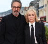 A la ville, elle partage la vie de Frédéric Chaudier. Mais l'actrice est aussi l'heureuse maman de trois enfants.
Frédéric Chaudier et Emmanuelle Béart sur le tapis rouge de la cérémonie de clôture du 38ème festival du film de Cabourg, France, le 15 juin 2024. © Coadic Guirec/Bestimage 