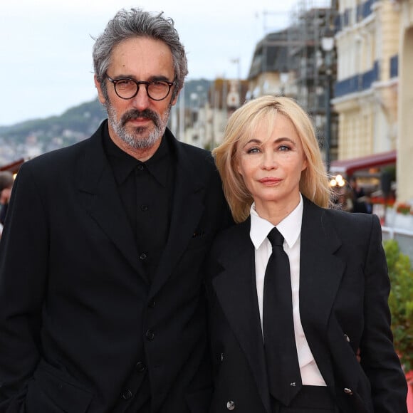 A la ville, elle partage la vie de Frédéric Chaudier. Mais l'actrice est aussi l'heureuse maman de trois enfants.
Frédéric Chaudier et Emmanuelle Béart sur le tapis rouge de la cérémonie de clôture du 38ème festival du film de Cabourg, France, le 15 juin 2024. © Coadic Guirec/Bestimage 