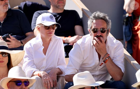 Emmanuelle Béart et son compagnon Frédéric Chaudier dans les tribunes de la finale homme des Internationaux de France de tennis de Roland Garros 2024 à Paris le 9 juin 2024. © Jacovides-Moreau/Bestimage 