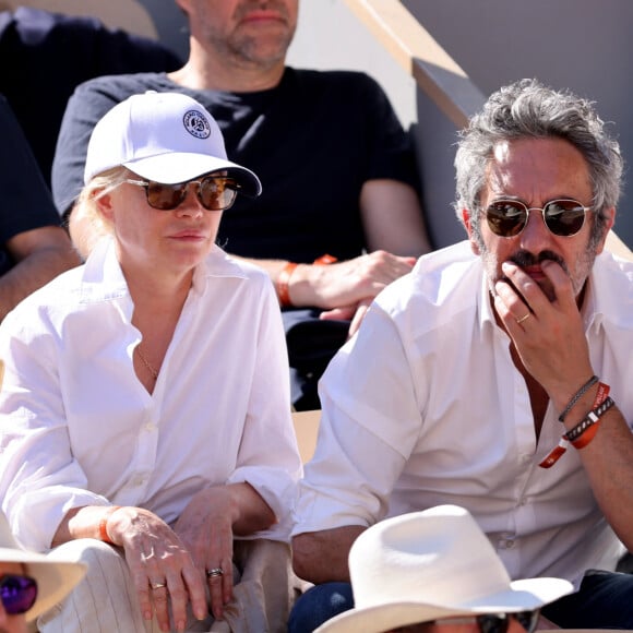 Emmanuelle Béart et son compagnon Frédéric Chaudier dans les tribunes de la finale homme des Internationaux de France de tennis de Roland Garros 2024 à Paris le 9 juin 2024. © Jacovides-Moreau/Bestimage 