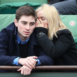 Emmanuelle Béart et son fils Johan Moreau dans les tribunes des internationaux de France de Roland Garros à Paris le 3 juin 2016. © Cyril Moreau / Bestimage 