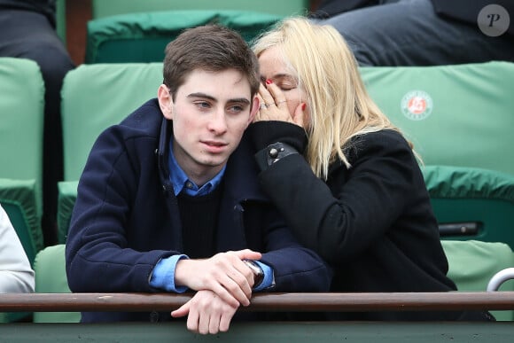 Emmanuelle Béart et son fils Johan Moreau dans les tribunes des internationaux de France de Roland Garros à Paris le 3 juin 2016. © Cyril Moreau / Bestimage 