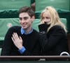 Mais aussi un garçon prénommé Yohann, né en 1996 de son ex-relation avec le musicien David Moreau. 
Emmanuelle Béart et son fils Yohan, Moreau dans les tribunes des internationaux de France de Roland Garros à Paris le 3 juin 2016. © Cyril Moreau / Bestimage 