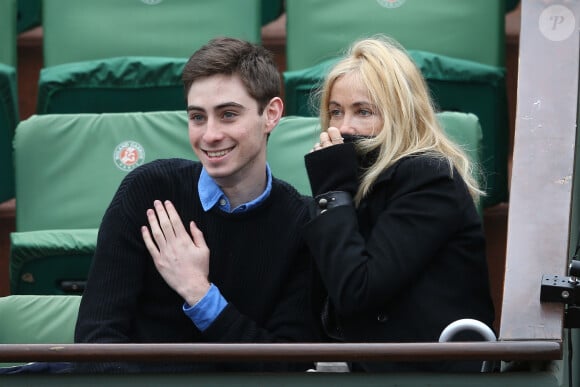 Mais aussi un garçon prénommé Yohann, né en 1996 de son ex-relation avec le musicien David Moreau. 
Emmanuelle Béart et son fils Yohan, Moreau dans les tribunes des internationaux de France de Roland Garros à Paris le 3 juin 2016. © Cyril Moreau / Bestimage 