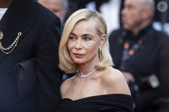 Emmanuelle Béart - Montée des marches pour la cérémonie de clôture du 77ème Festival International du Film de Cannes au Palais des Festivals à Cannes. Le 25 mai 2024 © Olivier Borde / Bestimage 