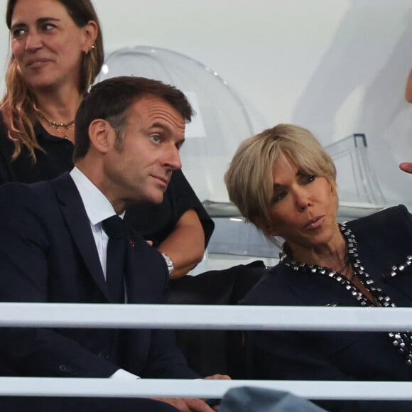 Cérémonie d'ouverture des Jeux Olympiques (JO) de Paris 2024 le 26 juillet 2024 - July 26, 2024, Paris, Ile de France, France : Brigitte Macron parle à son mari Emmanuel Macron lors de la cérémonie d'ouverture des Jeux Olympiques de Paris 2024 au stade du Trocadéro à Paris, France (Image de crédit : © Mickael Chavet/ZUMA Press Wire).