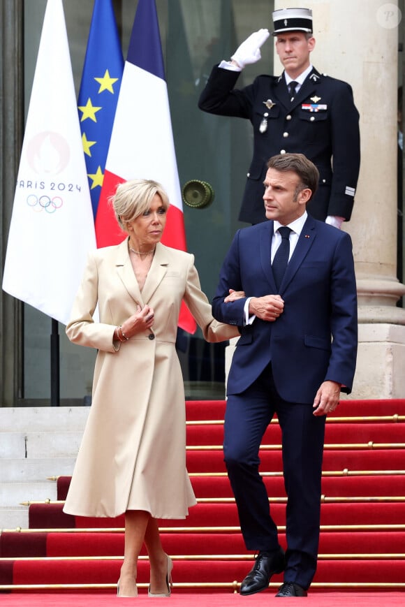 Même dans la résidence d'État nichée dans le Var, le chef d'Etat continue de suivre de près les JO. Mais il a une technique bien à lui pour les suivre en plus de la Toile et de la télé
Emmanuel Macron, Président de la République Française, et la Première dame Brigitte Macron, accueillent les chefs d'Etat et de gouvernement présents à Paris pour la cérémonie d'ouverture des Jeux Olympiques de Paris 2024 (JO) © Stéphane Lemouton / Bestimage