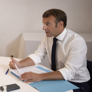 Le président Emmanuel Macron lors d'un conseil de défense au sujet de l'épidémie de coronavirus (COVID-19) en visioconférence depuis le Fort de Brégançon le 11 août 2020. © Syspeo / Pool / Bestimage 