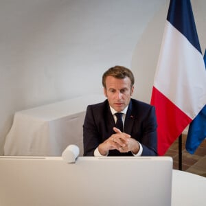 Le président français Emmanuel Macron s'exprime lors d'une téléconférence des donateurs sur la situation au Liban avec d'autres dirigeants mondiaux, depuis le Fort de Brégançon à Bormes-les-Mimosas le 9 aout 2020. © Laurent Chamussy/Pool/Bestimage 