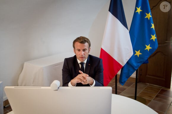 Le président français Emmanuel Macron s'exprime lors d'une téléconférence des donateurs sur la situation au Liban avec d'autres dirigeants mondiaux, depuis le Fort de Brégançon à Bormes-les-Mimosas le 9 aout 2020. © Laurent Chamussy/Pool/Bestimage 