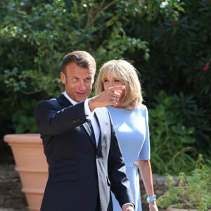 Et cette dernière biperait dès qu'une médaille d'or est décrochée. La classe !
Le président Emmanuel Macron et la première dame Brigitte Macron - Le président de la République française reçoit le président de la fédération de Russie au fort de Brégançon le 19 août 2019. © Luc Boutria / Nice Matin / Bestimage 