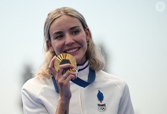 31 juillet 2024 ; Jeux Olympiques de Paris, Paris, France, Jour 5 ; Triathlon individuel féminin et masculin au Pont Alexandre III, Cassandre Beaugrand (Fra) après avoir remporté la médaille d'or du triathlon féminin © Simon West-Action Plus Sports / Zuma Press / Bestimage