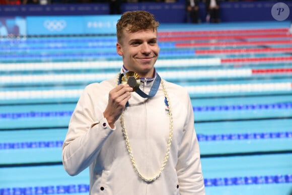 31 juillet 2024, Paris, Ile-De-France, France : Leon Marchand de France célèbre sa victoire dans le 200m brasse en établissant un nouveau record olympique en 2:05.85 en finale aux Jeux Olympiques de Paris 2024 à Paris La Defense Arena à Paris, France (Image de crédit : © Mickael Chavet/ZUMA Press Wire).