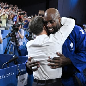 Teddy Riner célèbre son titre olympique avec Emmanuel Macron à l'Arena Champ-de-Mars aux Jeux olympiques de Paris le 2 août 2024. Photo by Eliot Blondet/ABACAPRESS.COM