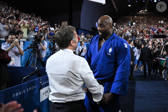 Teddy Riner célèbre son titre olympique avec Emmanuel Macron à l'Arena Champ-de-Mars aux Jeux olympiques de Paris le 2 août 2024. Photo by Eliot Blondet/ABACAPRESS.COM