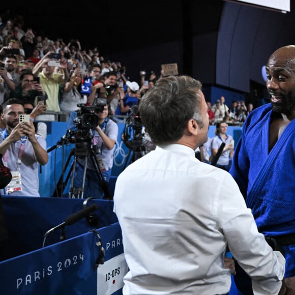 Teddy Riner célèbre son titre olympique avec Emmanuel Macron à l'Arena Champ-de-Mars aux Jeux olympiques de Paris le 2 août 2024. Photo by Eliot Blondet/ABACAPRESS.COM