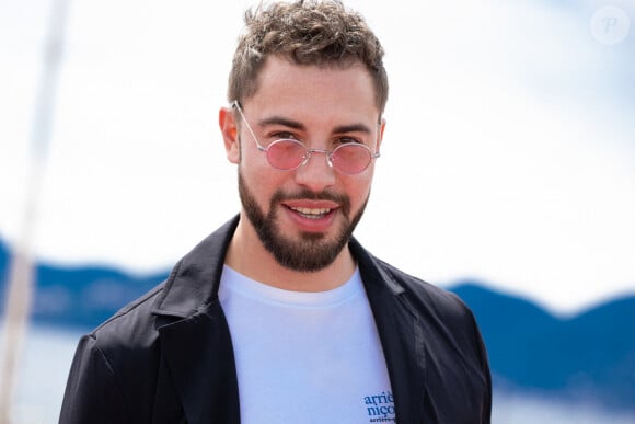 Marwan Berreni assiste au photocall de Plus Belle la Vie lors du 5ème Festival de Cannes, le 2 avril 2022 à Cannes. David Nivière/ABACAPRESS.COM