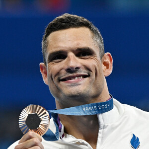 (240802) -- PARIS, Aug. 2, 2024 Photo by Xinhua/ABACAPRESS.COM) -- Bronze medalist Florent Manaudou of France poses during the victory ceremony for the men's 50m freestyle of swimming at Paris 2024 Olympic Games in Paris, France, on Aug. 2, 2024. Photo by Xinhua/ABACAPRESS.COM/Wang Peng) 