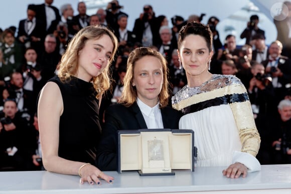 Adèle Haenel, Céline Sciamma (Prix du scénario pour "Portrait de la jeune fille en feu"), Noémie Merlant - Photocall de la remise des palmes lors de la cérémonie de clôture du 72ème Festival International du Film de Cannes. Le 25 mai 2019. © Borde-Jacovides-Moreau / Bestimage 