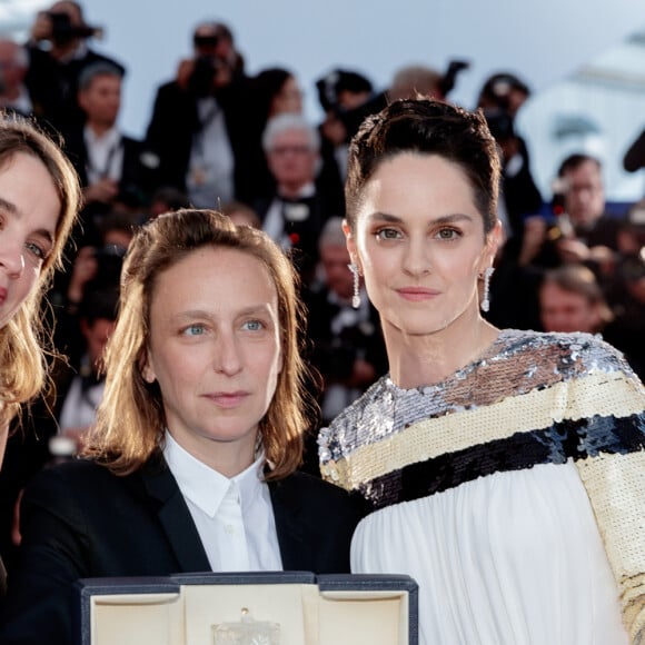 Adèle Haenel, Céline Sciamma (Prix du scénario pour "Portrait de la jeune fille en feu"), Noémie Merlant - Photocall de la remise des palmes lors de la cérémonie de clôture du 72ème Festival International du Film de Cannes. Le 25 mai 2019. © Borde-Jacovides-Moreau / Bestimage 