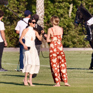 Palm Beach, FL - Meghan Markle a fait sensation dans une robe blanche et des talons imposants alors qu'elle et le prince Harry assistaient au Royal Salute Polo Challenge à Miami.