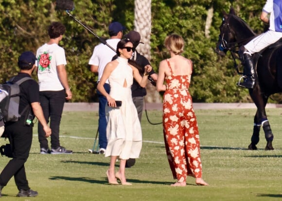 Palm Beach, FL - Meghan Markle a fait sensation dans une robe blanche et des talons imposants alors qu'elle et le prince Harry assistaient au Royal Salute Polo Challenge à Miami.