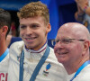 Il rentre dans l'histoire en égalant ce record, qui est aussi détenu par Michael Phelps et Mark Spitz.
Léon Marchand célèbre sa médaille d'or avec son entraîneur français, Nicolas Castel et son entraîneur américain, Bob Bowman, pendant les Jeux olympiques d'été de Paris 2024, le 2 août 2024. Pierre Costabadie/Icon Sport/ABACAPRESS.COM