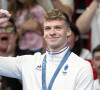 Léon Marchand est devenu un emblème national.
Léon Marchand pose avec sa médaille d'or après avoir remporté la finale du 400m quatre nages individuel masculin lors de la deuxième journée des Jeux Olympiques Paris 2024 à l'Arena Paris La Défense. David Nivière/ABACAPRESS.COM