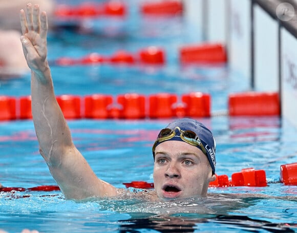 Léon Marchand célèbre sa victoire après la finale du 200m quatre nages individuel masculin de natation aux Jeux Olympiques de Paris 2024, le 2 août 2024. Wang Peng/Xinhua/ABACAPRESS.COM