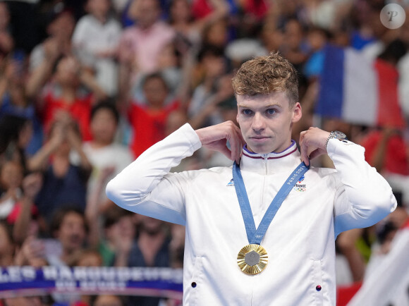 Le médaillé d'or français Leon Marchand assiste à la cérémonie de victoire de l'épreuve masculine du 200m quatre nages individuel aux Jeux olympiques de Paris 2024, le 2 août 2024. Du Yu/Xinhua/ABACAPRESS.COM