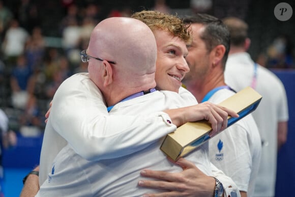 Léon Marchand célèbre sa médaille d'or en embrassant son entraîneur américain, Bob Bowman, lors des Jeux olympiques d'été de Paris 2024, le 2 août 2024. Pierre Costabadie/Icon Sport/ABACAPRESS.COM