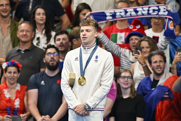 Léon Marchand célèbre sa victoire après avoir remporté la médaille d'or lors de la finale de l'épreuve de natation du 200m quatre nages individuel lors des Jeux Olympiques d'été de Paris 2024, le 2 août 2024. Laurent Zabulon/ABACAPRESS.COM